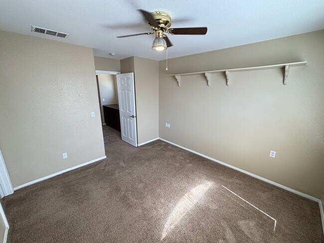 Building Photo - Gorgeous 4Bed/2Bath Home located in Sunris...