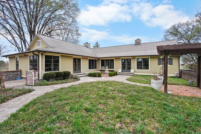 Building Photo - 251 Cheatham Springs Rd