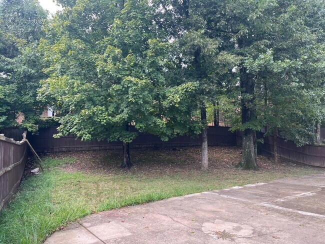 Building Photo - "Charming 4-Bed Home in Mt. Juliet's Sterl...