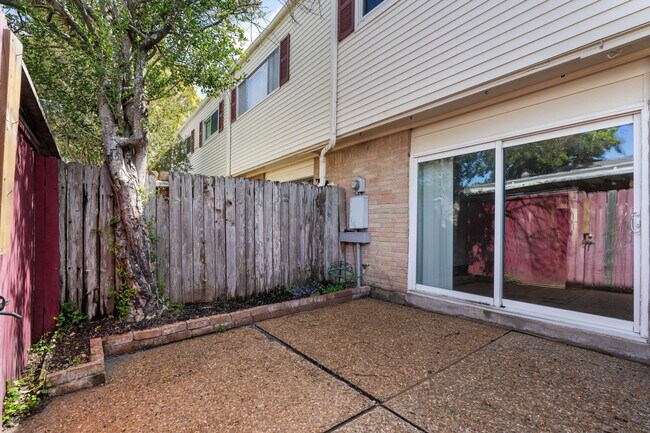 Building Photo - 13228 Trail Hollow Dr