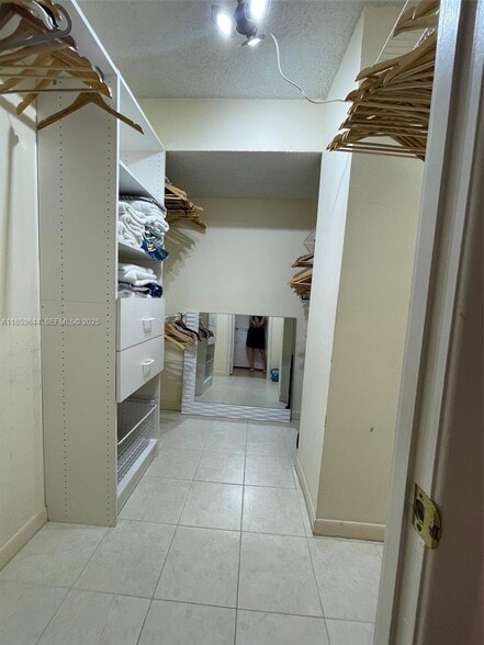Building Photo - 2500 Parkview Dr