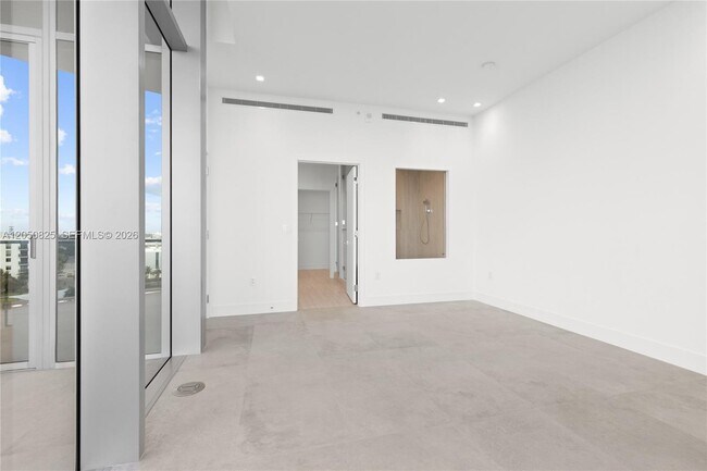 Building Photo - 2411 Laguna Cir