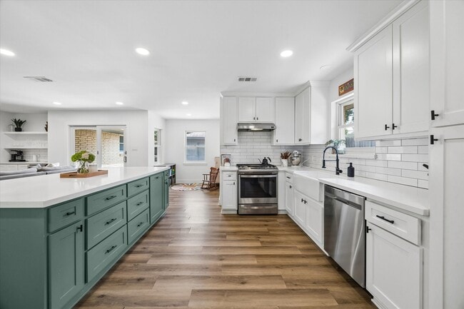 Building Photo - 5311 Hialeah Dr