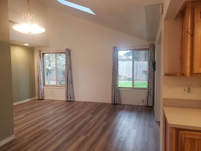 Building Photo - Adorable One-Level House with Huge Backyard in Vancouver!