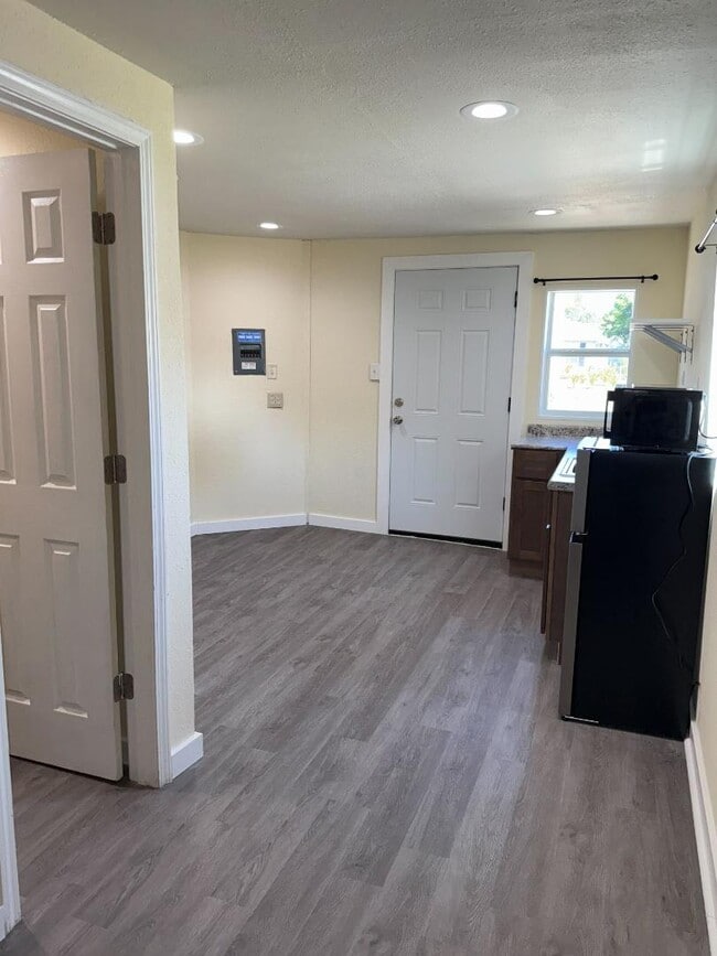 Building Photo - 3944 Clermont Dr