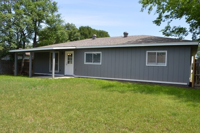 Building Photo - Beautifully remodeled 3 bed 1.5 bath in th...