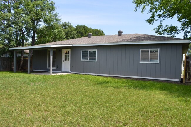 Building Photo - Beautifully remodeled 3 bed 1.5 bath in the desirable subdivision of Woodstone