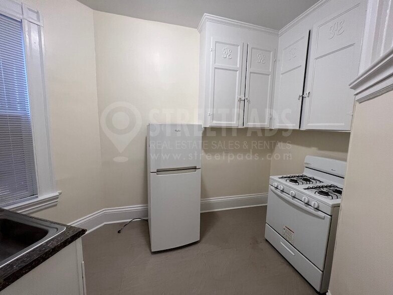 Building Photo - 2 Ware St