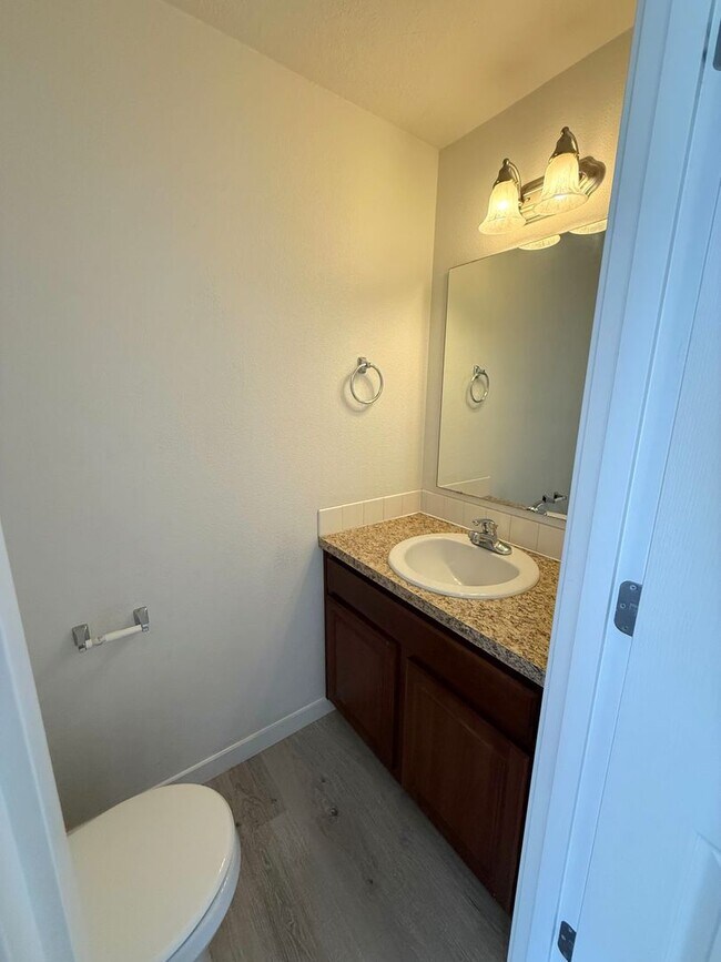 Building Photo - Spacious 3 Bed/2.5 Bath Home in Walnut Grove area!