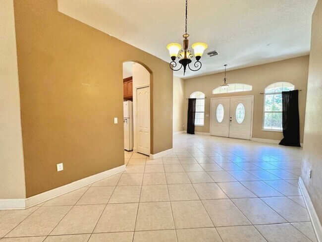 Building Photo - 4 Bedroom / 2 Bath Home in Royal Trails