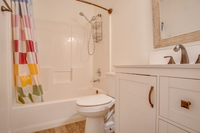 Building Photo - Navarre 3BR/2BA Home Near Beaches & Hurlburt Field with Updated Kitchen, Split Floor Plan & Spaci...