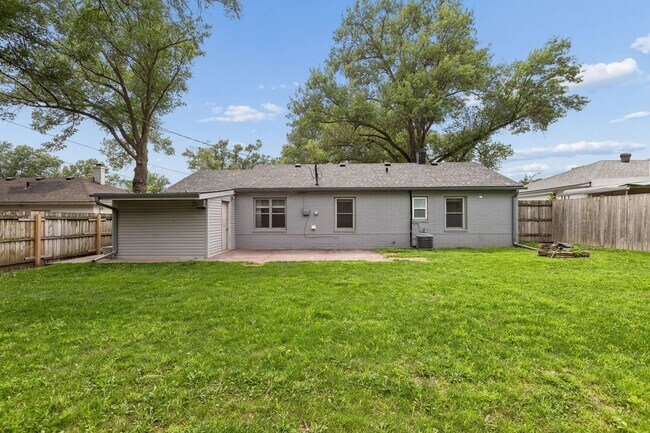 Building Photo - Charming 3-Bedroom Home in a Prime Aksarben Location!