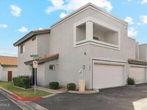 Building Photo - READY TO TOUR NOW! Charming 3-Bedroom 3-Bathroom Corner Townhouse in Peoria!