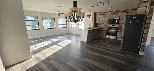 Building Photo - 1174 Victoria Ave