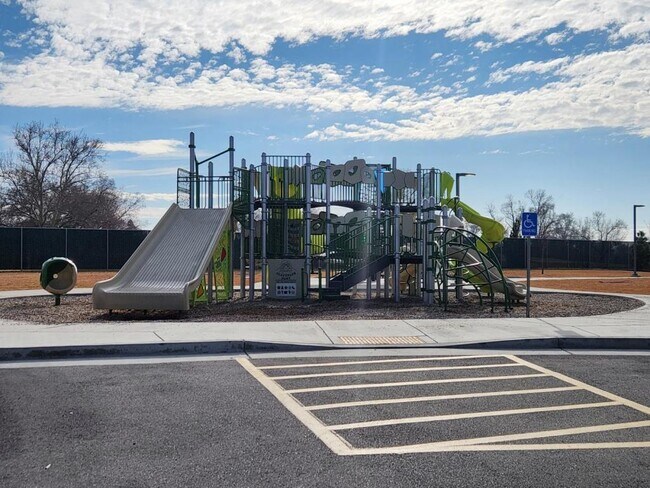 Building Photo - 185 Country Club Dr