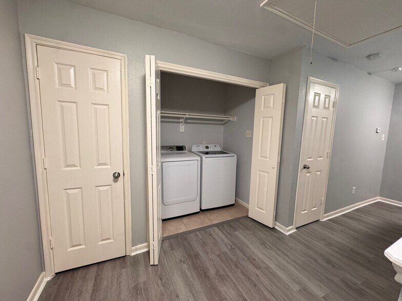 Building Photo - 6427 Waldron Dr