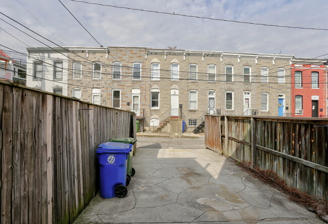 Building Photo - (2BD/1.5BA) Fabulous Patterson Park Townhome