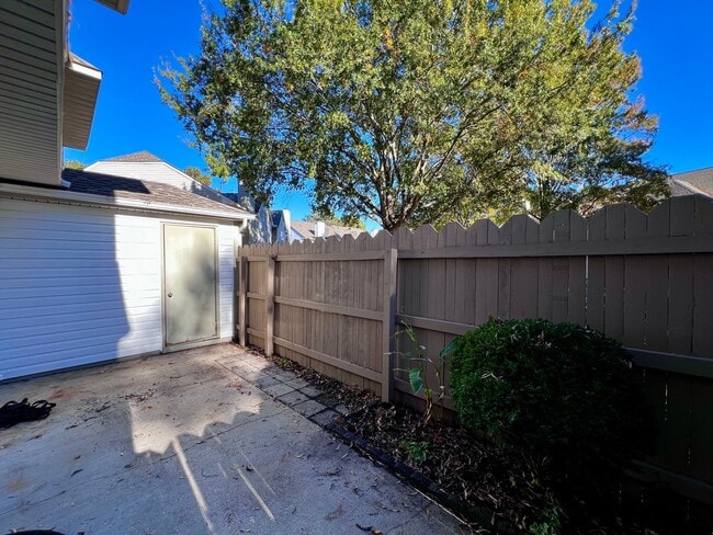 Building Photo - Beautiful 2-Bedroom End Unit Townhome in O...