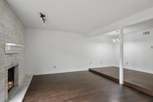 Building Photo - 2387 Crescent Park Dr