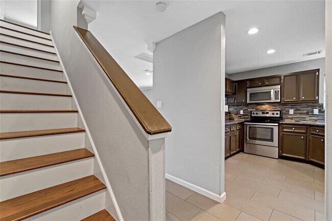 Building Photo - 542 Birdsong Dr