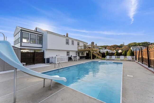 Building Photo - 445 S Riverside Dr