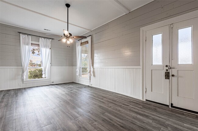 Building Photo - 246 FM 405