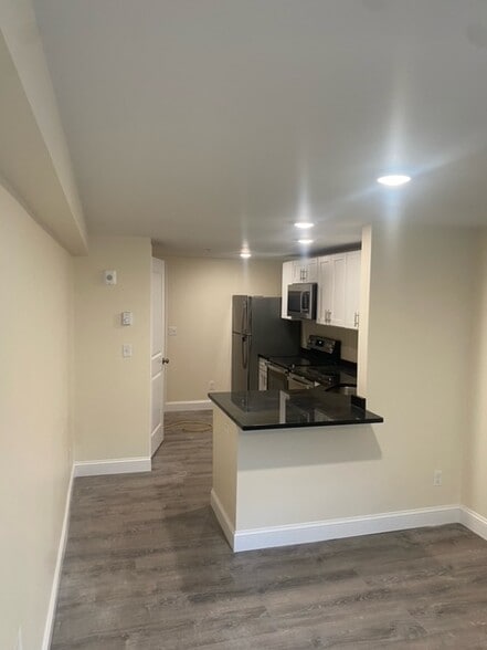 Building Photo - 520 Main St