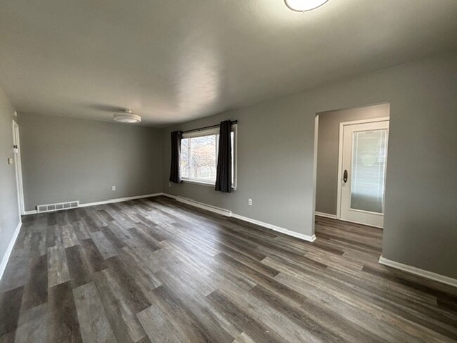 Building Photo - 2 Bed 1 bath home with a  Full Fenced In B...