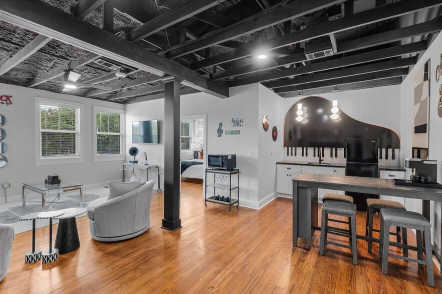 Building Photo - 156 Camellia St