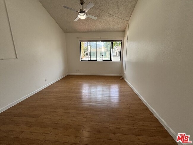 Building Photo - 10574 Sunland Blvd