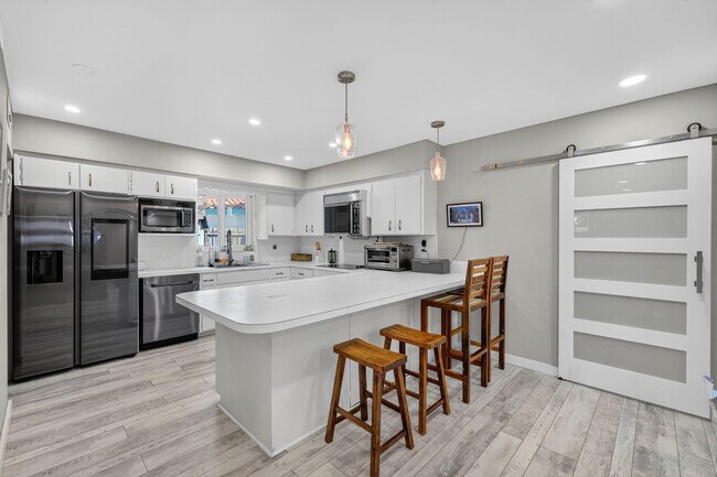 Building Photo - 1570 NE 30th Pl