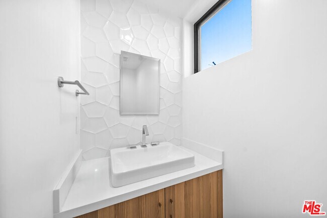 Building Photo - 733 N Gramercy Pl