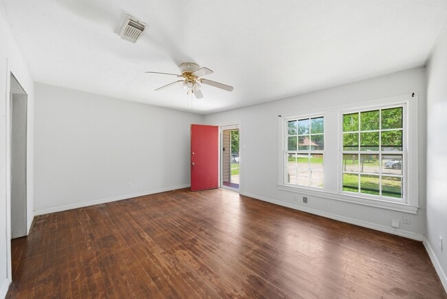 Building Photo - 410 Live Oak St