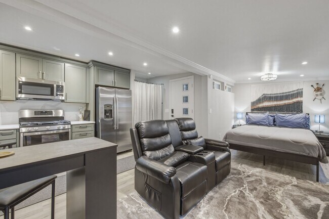 Building Photo - Newly remodeled apartment walk to the lake
