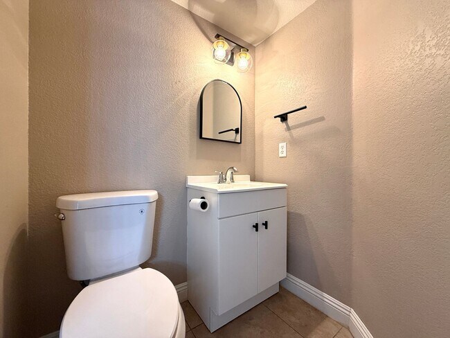 Building Photo - 2bedroom Townhouse near Wigwam Pkwy and Eastern ready for immediate move in!