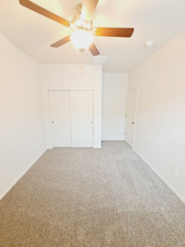 Building Photo - Beautiful 3 Bedroom 2 Bathroom located in Huning Ranch