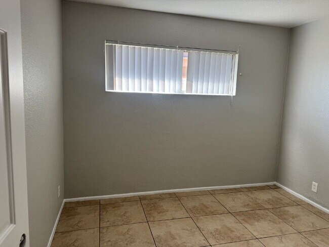Building Photo - Fresh, Comfortable & Easy to Show!
