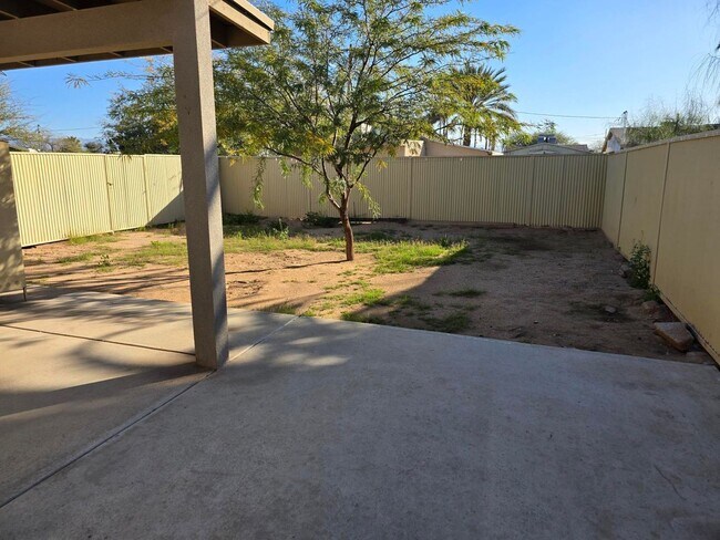 Building Photo - 332 W Illinois St