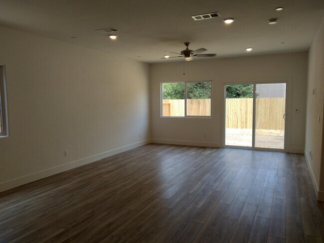 Building Photo - 5855 E Pitt Ave