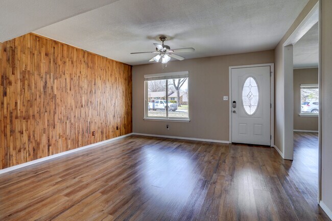 Building Photo - 1906 N Chambers Ter