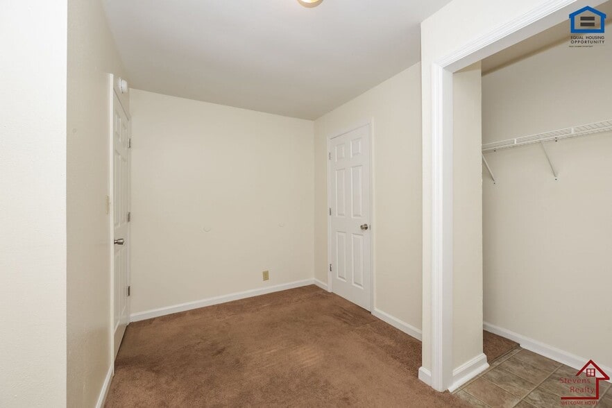 Building Photo - 702 Couch St