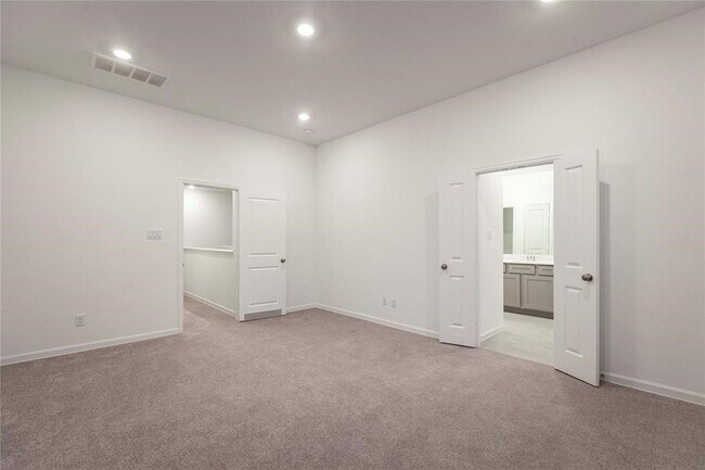 Building Photo - 4042 Champlain Wy