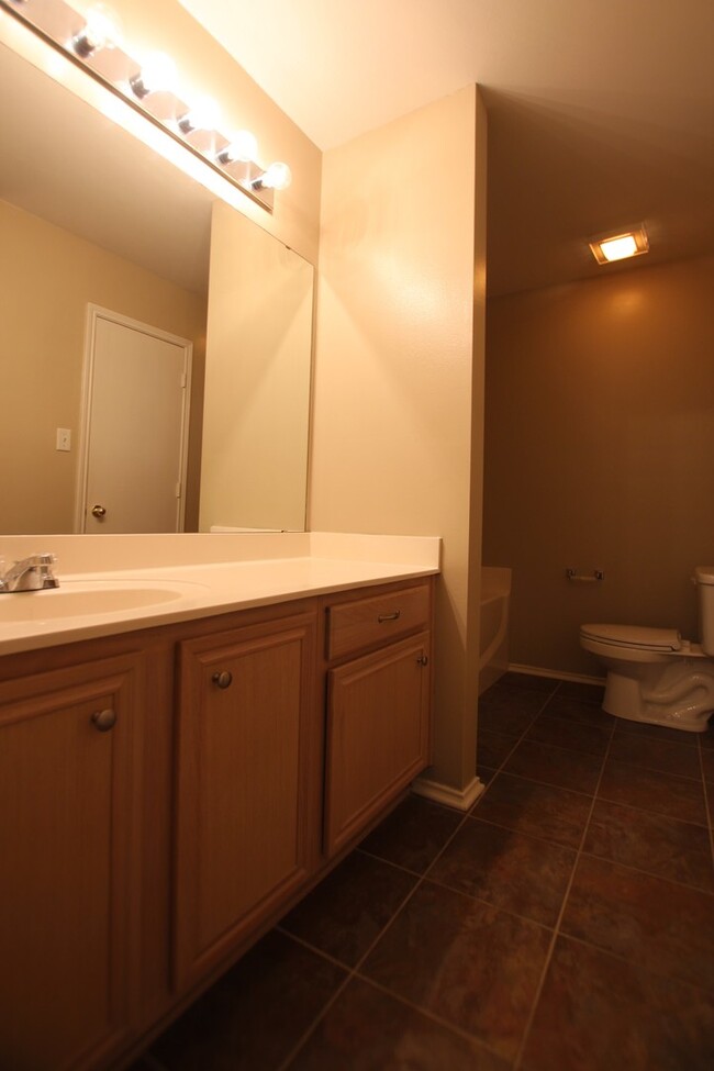 Building Photo - Charming 3 Bedroom in Flint! Coming Soon!