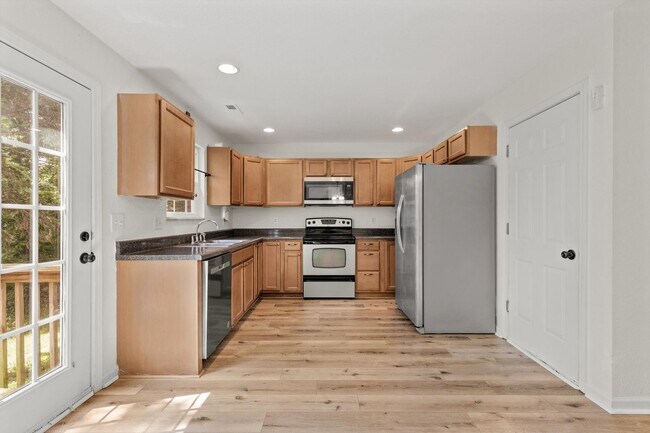Building Photo - Knoxville 37912 - 3 bedroom, 2.5 bath all ...
