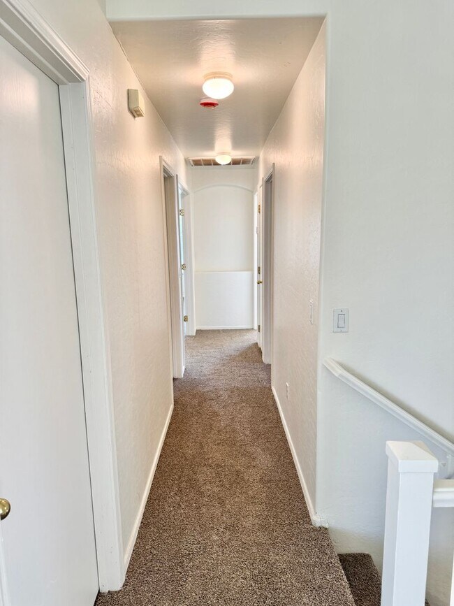 Building Photo - 4 Bedroom 3 Bathroom Home in Surprise! Has Loft & Additional Office/Den!