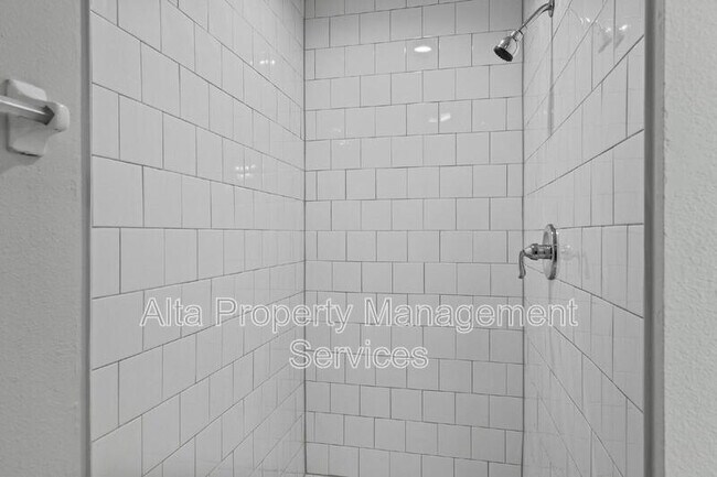 Building Photo - 5260 Collins Rd