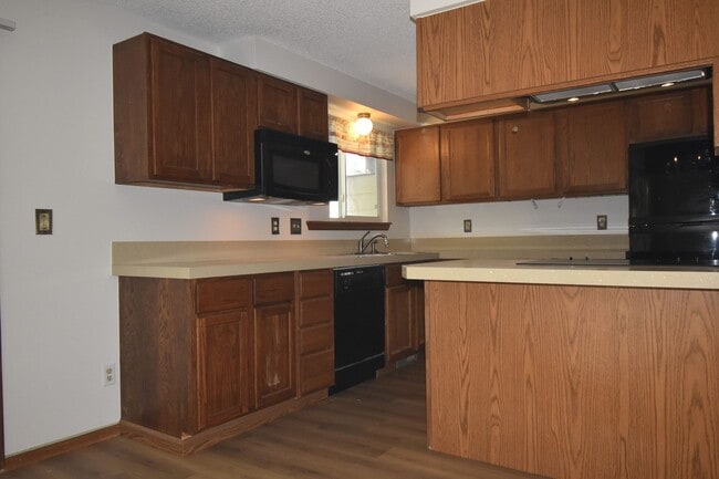 Building Photo - GREAT 3 BEDROOM/2 BATHROOM TOWNHOME WITH NEW PAINT & FLOORING. AVAILABLE 5/23.