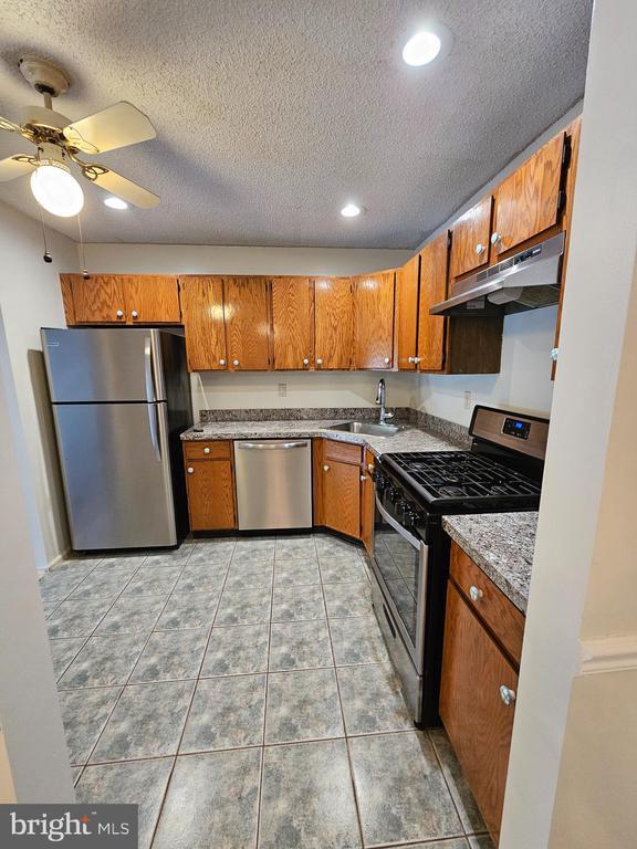 Building Photo - 98 Versailles Ct