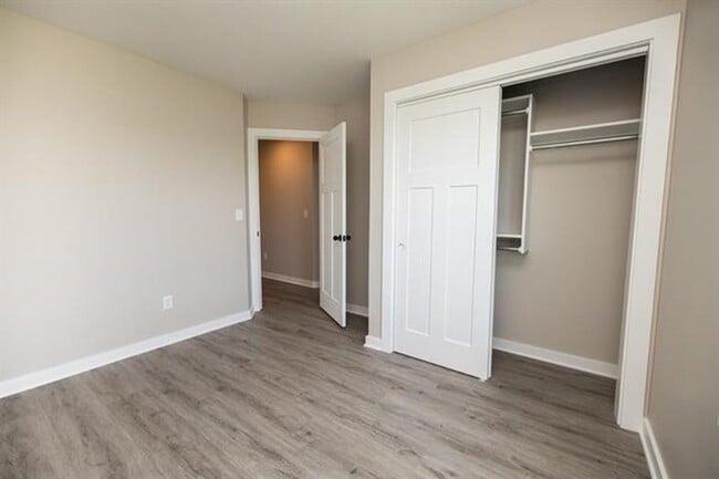 Building Photo - 542-544 W 50th Ct S