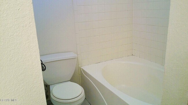 Building Photo - 1450 Plaza Roja Ct